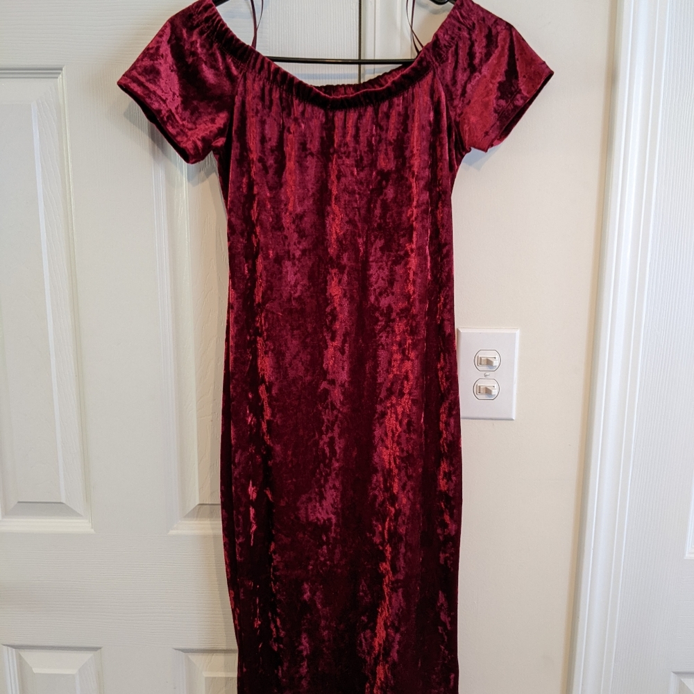 💃 Maroon Velvet Off Shoulder Dress